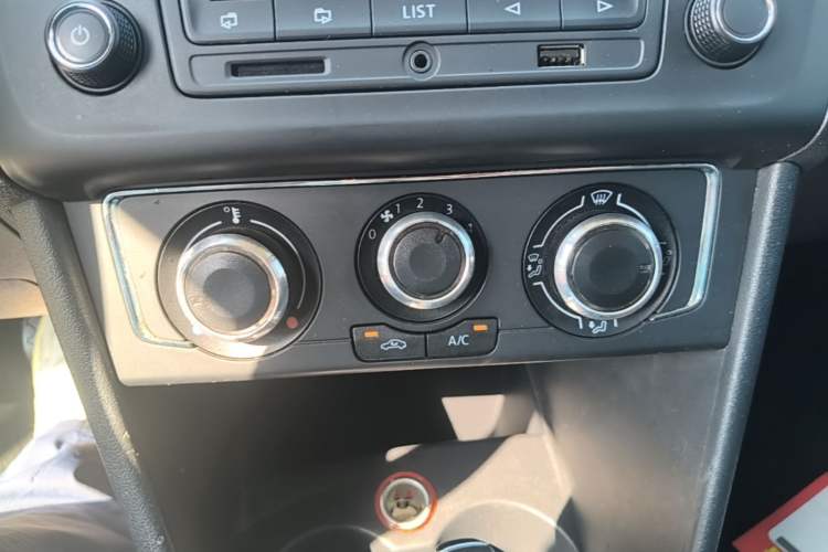 Used Volkswagen Polo 2014 1.4L Automatic Comfort Edition Audio And AC Panel