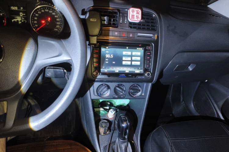Used Volkswagen Polo 2014 1.6L Automatic Comfort Edition Audio And AC Panel