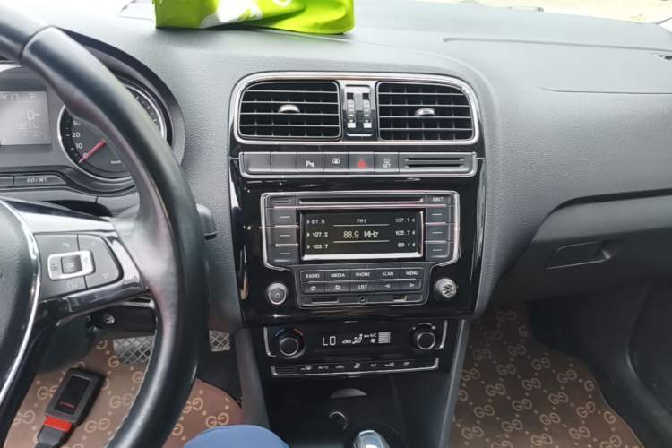 Used Volkswagen Polo 2014 1.6L Automatic Luxury Edition Audio And AC Panel