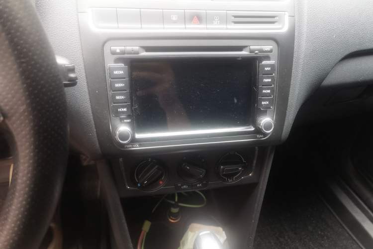 Used Volkswagen Polo 2014 1.4L Automatic Comfort Edition Audio And AC Panel