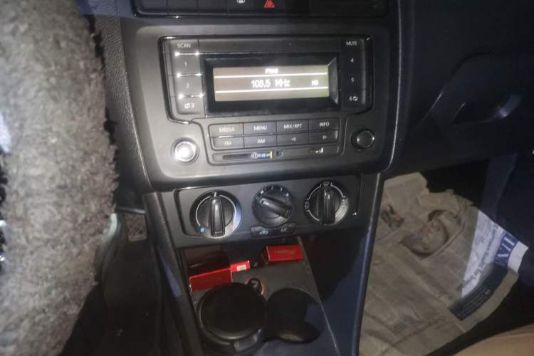 Used Volkswagen Polo 2014 1.4L Manual Fashion Edition Audio And AC Panel