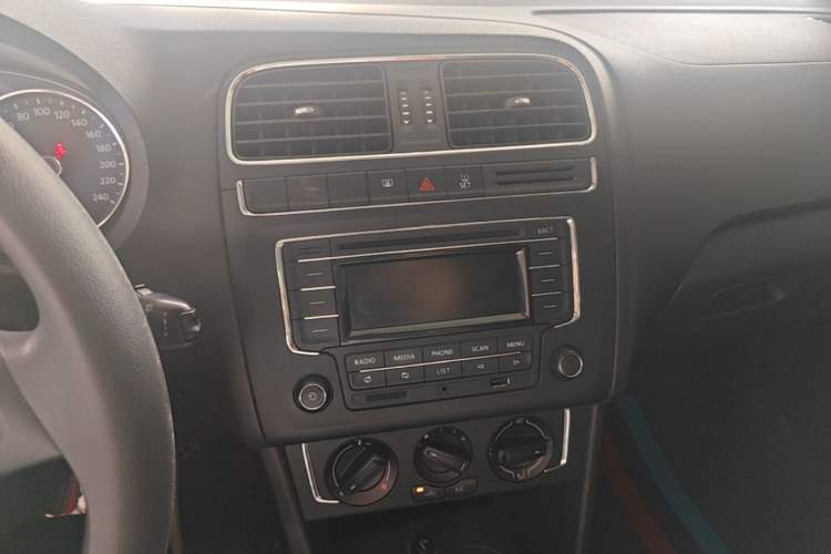 Used Volkswagen Polo 2014 1.6L Automatic Comfort Edition Audio And AC Panel