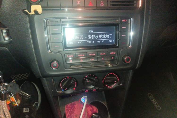 Used Volkswagen Polo 2014 1.4L Automatic Comfort Edition Audio And AC Panel