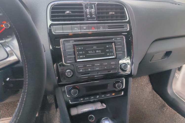 Used Volkswagen Polo 2014 1.4L Automatic Luxury Edition Audio And AC Panel