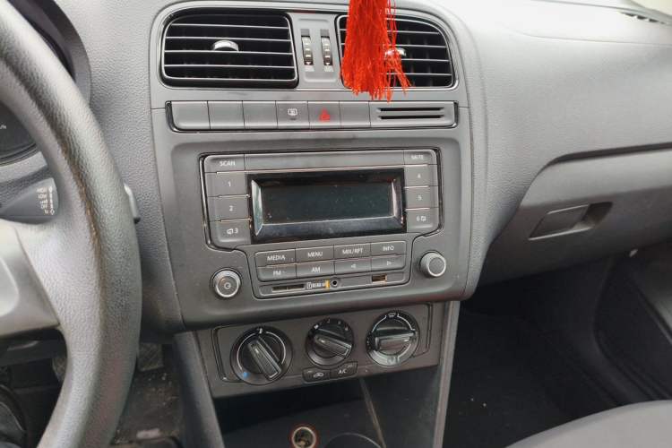 Used Volkswagen Polo 2014 1.4L Manual Fashion Edition Audio And AC Panel