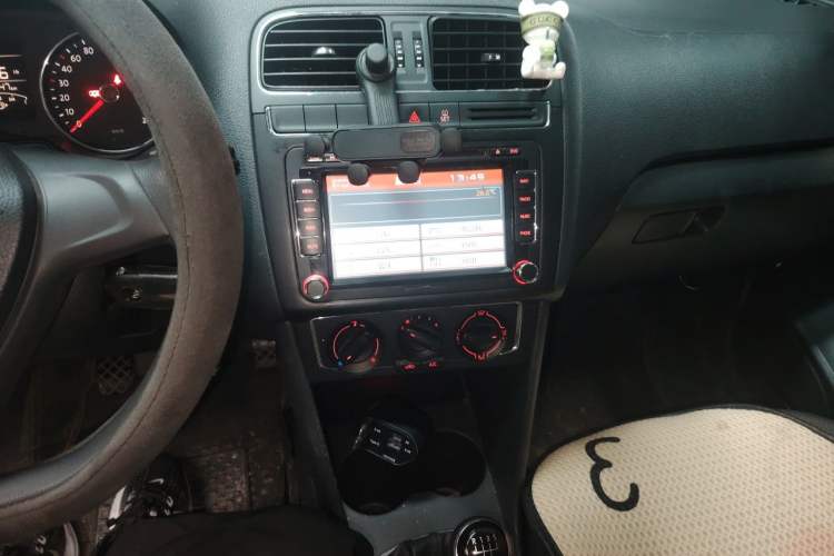 Used Volkswagen Polo 2014 1.6L Manual Comfort Edition Audio And AC Panel