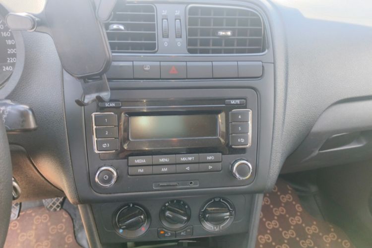 Used Volkswagen Polo 2014 1.4L Manual Fashion Edition Audio And AC Panel