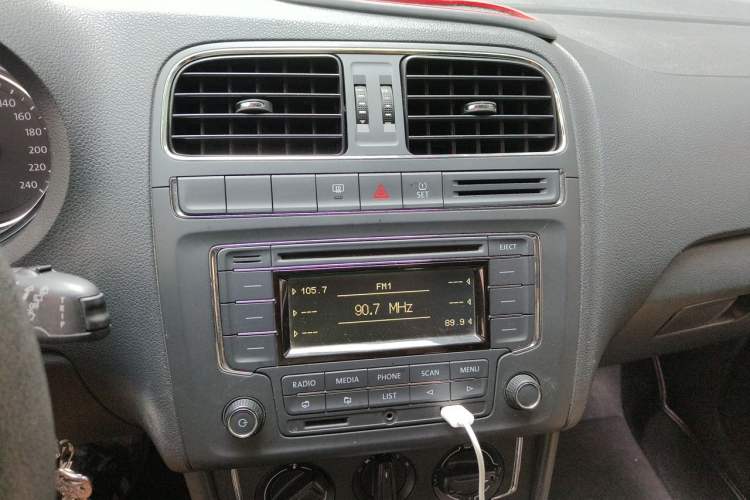 Used Volkswagen Polo 2014 1.4L Automatic Comfort Edition Audio And AC Panel