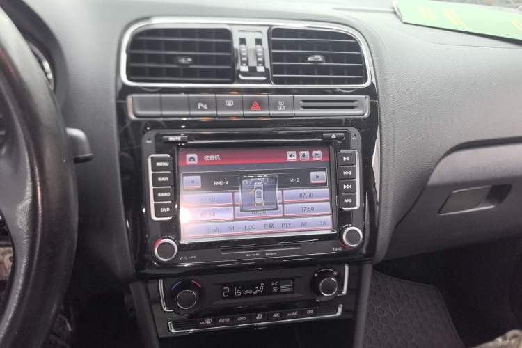 Used Volkswagen Polo 2014 1.6L Automatic Luxury Edition Audio And AC Panel