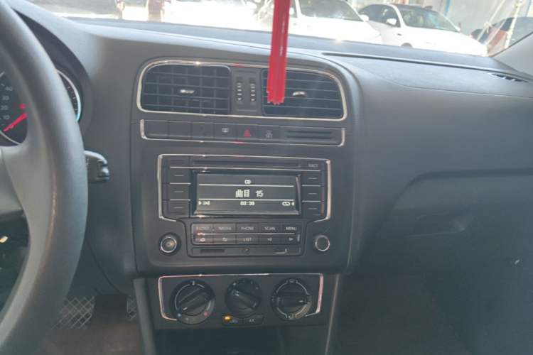 Used Volkswagen Polo 2014 1.6L Automatic Comfort Edition Audio And AC Panel