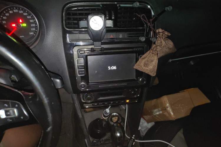 Used Volkswagen Polo 2014 1.6L Automatic Luxury Edition Audio And AC Panel