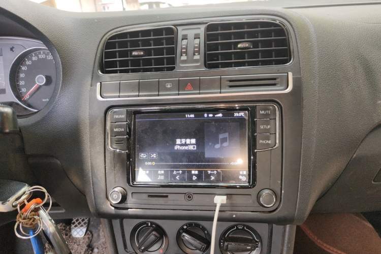 Used Volkswagen Polo 2014 1.4L Manual Fashion Edition Audio And AC Panel