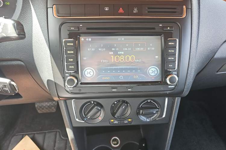 Used Volkswagen Polo 2014 1.4L Automatic Comfort Edition Audio And AC Panel