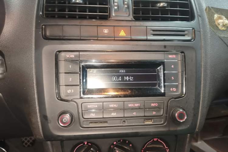 Used Volkswagen Polo 2014 1.4L Manual Fashion Edition Audio And AC Panel