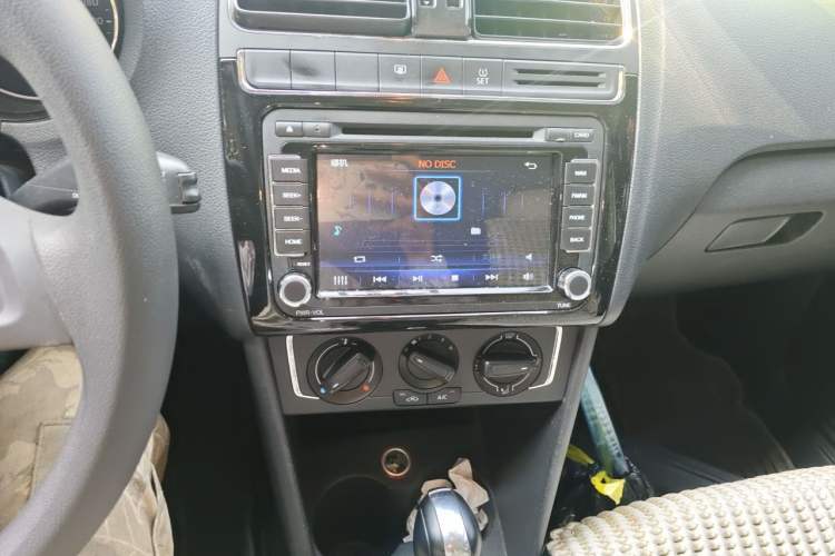 Used Volkswagen Polo 2014 1.6L Automatic Comfort Edition Audio And AC Panel