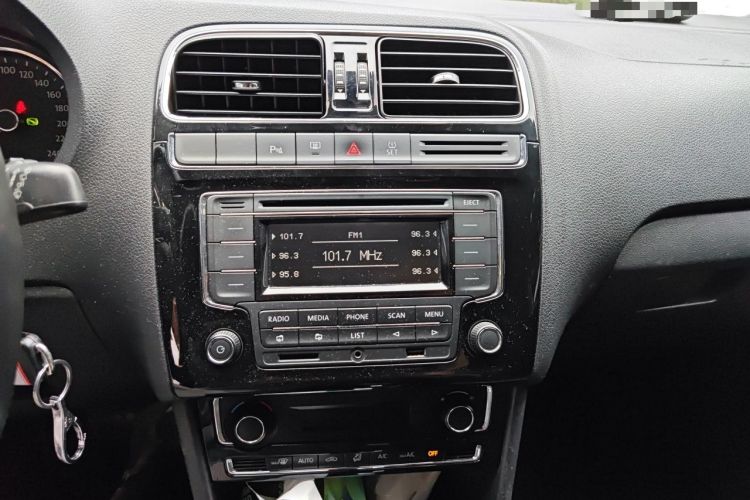 Used Volkswagen Polo 2014 1.6L Automatic Luxury Edition Audio And AC Panel