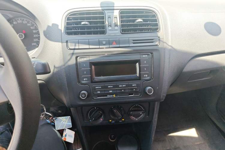 Used Volkswagen Polo 2014 1.4L Manual Fashion Edition Audio And AC Panel