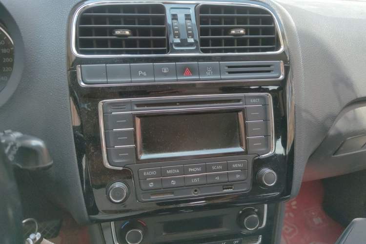 Used Volkswagen Polo 2014 1.6L Automatic Luxury Edition Audio And AC Panel