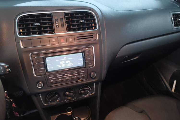 Used Volkswagen Polo 2014 1.6L Automatic Comfort Edition Audio And AC Panel