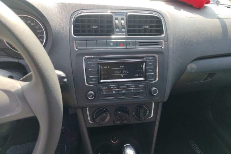 Used Volkswagen Polo 2014 1.6L Automatic Comfort Edition Audio And AC Panel