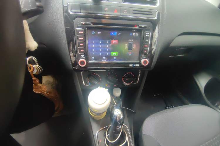 Used Volkswagen Polo 2014 1.6L Automatic Comfort Edition Audio And AC Panel