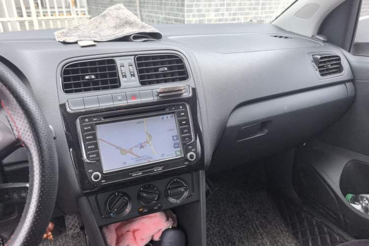 Used Volkswagen Polo 2014 1.4L Manual Fashion Edition Audio And AC Panel