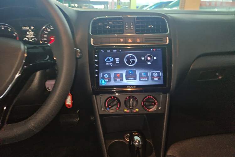 Used Volkswagen Polo 2014 1.6L Automatic Comfort Edition Audio And AC Panel
