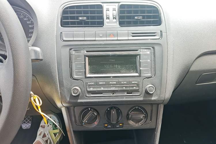 Used Volkswagen Polo 2014 1.4L Manual Fashion Edition Audio And AC Panel