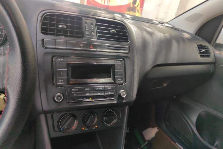 Used Volkswagen Polo 2014 1.4L Manual Fashion Edition Audio And AC Panel