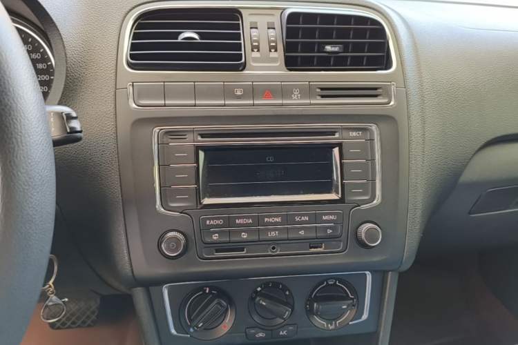 Used Volkswagen Polo 2014 1.4L Automatic Comfort Edition Audio And AC Panel