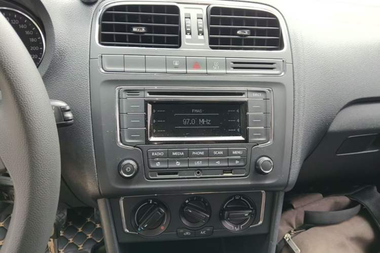 Used Volkswagen Polo 2014 1.6L Automatic Comfort Edition Audio And AC Panel