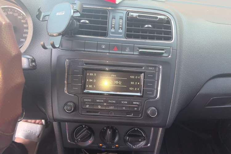 Used Volkswagen Polo 2014 1.6L Automatic Comfort Edition Audio And AC Panel