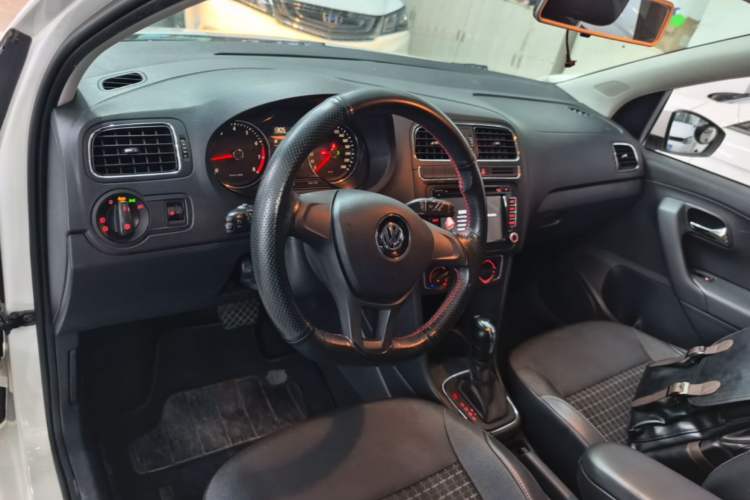Used Volkswagen Polo 2014 1.6L Automatic Comfort Edition Center Console