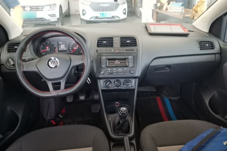 Used Volkswagen Polo 2014 1.4L Manual Fashion Edition Center Console