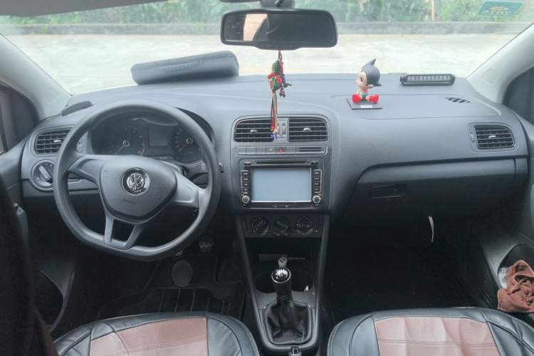 Used Volkswagen Polo 2014 1.4L Manual Fashion Edition Center Console