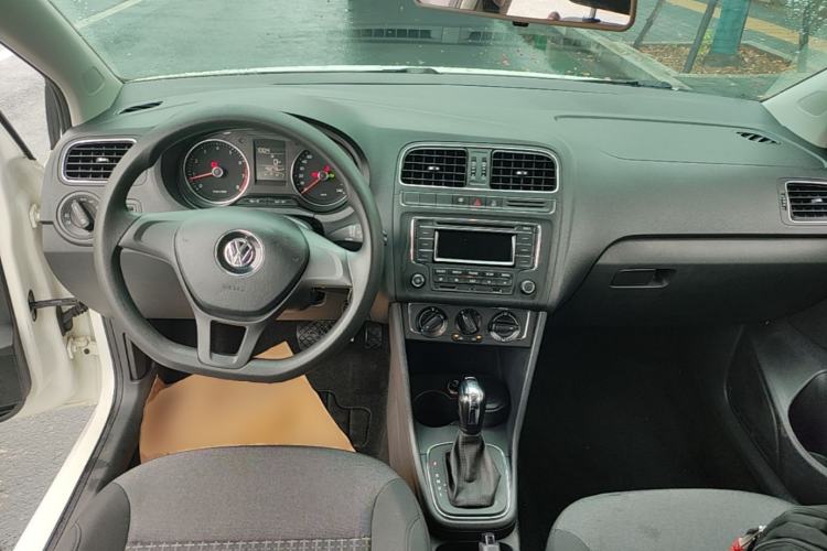 Used Volkswagen Polo 2014 1.6L Automatic Comfort Edition Center Console