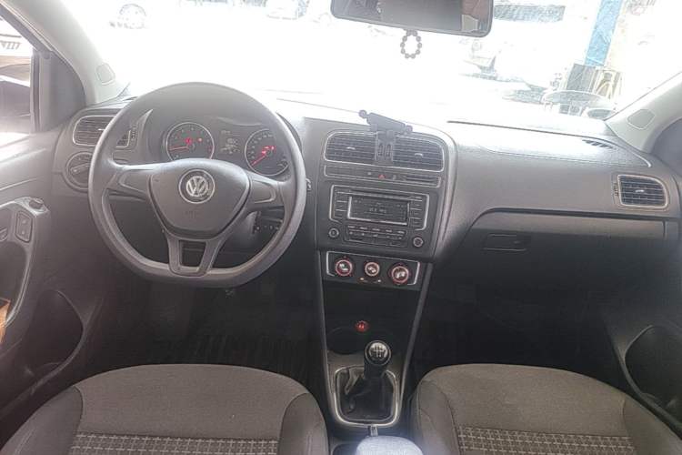 Used Volkswagen Polo 2014 1.6L Manual Comfort Edition Center Console