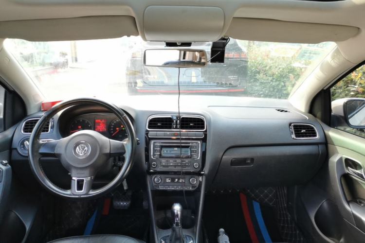 Used Volkswagen Polo 2014 1.6L Automatic Comfort Edition Center Console