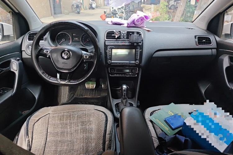 Used Volkswagen Polo 2014 1.6L Automatic Luxury Edition Center Console