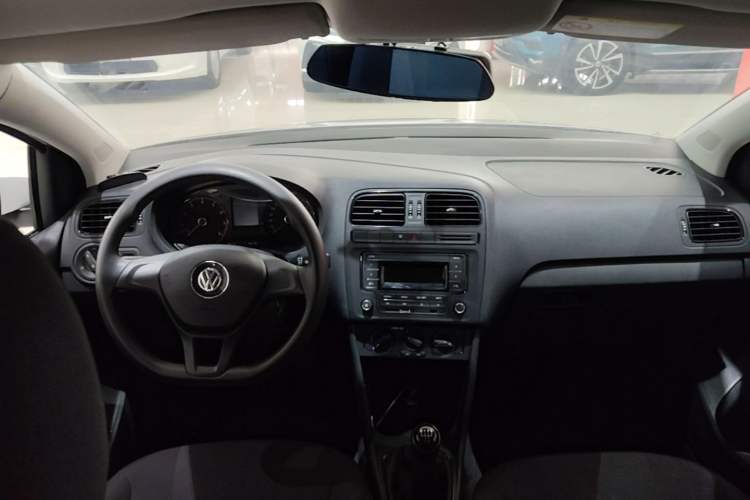 Used Volkswagen Polo 2014 1.4L Manual Fashion Edition Center Console