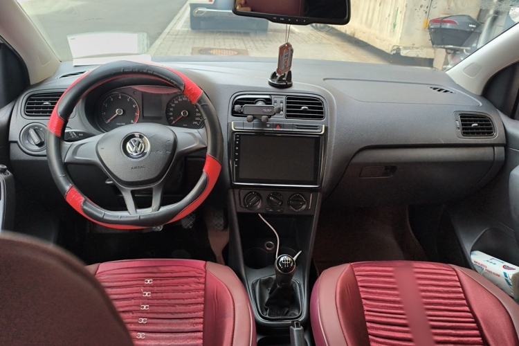 Used Volkswagen Polo 2014 1.4L Manual Fashion Edition Center Console