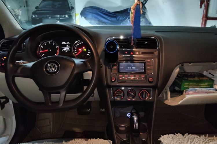 Used Volkswagen Polo 2014 1.6L Automatic Comfort Edition Center Console