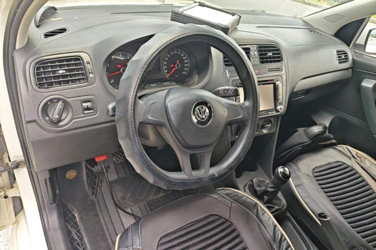 Used Volkswagen Polo 2014 1.4L Manual Fashion Edition Center Console