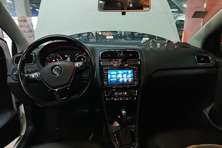 Used Volkswagen Polo 2014 1.6L Automatic Luxury Edition Center Console