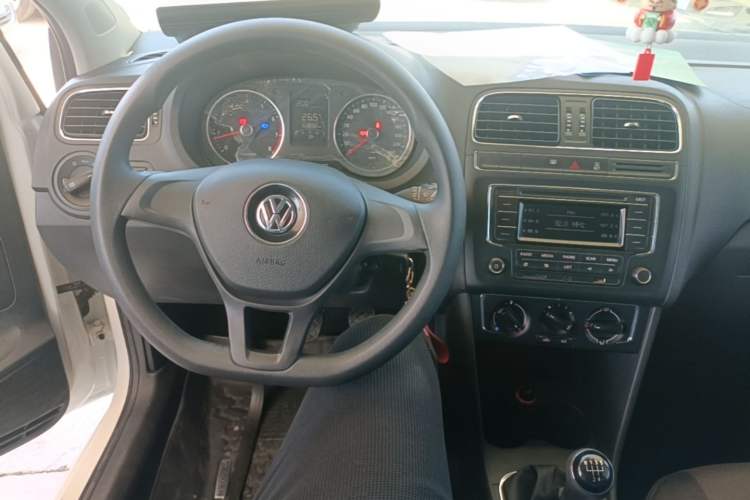 Used Volkswagen Polo 2014 1.6L Manual Comfort Edition Center Console