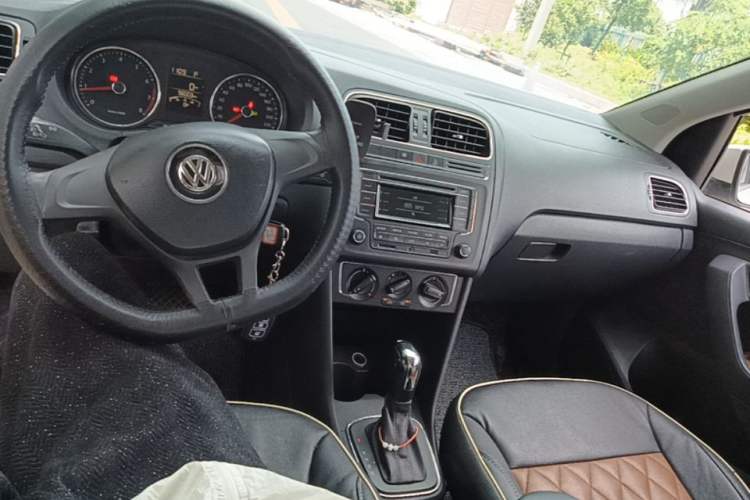 Used Volkswagen Polo 2014 1.4L Automatic Comfort Edition Center Console