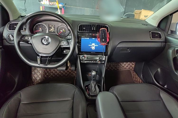 Used Volkswagen Polo 2014 1.6L Automatic Luxury Edition Center Console