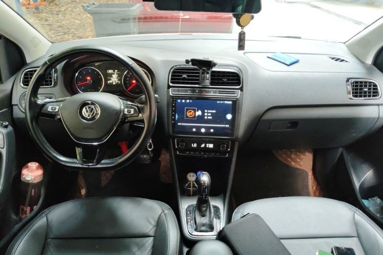 Used Volkswagen Polo 2014 1.6L Automatic Luxury Edition Center Console