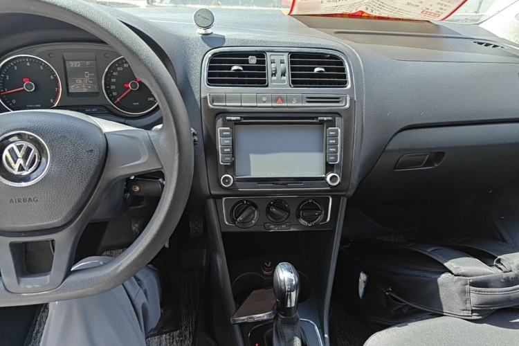 Used Volkswagen Polo 2014 1.6L Automatic Comfort Edition Center Console