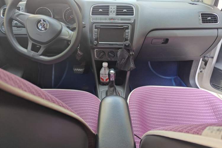 Used Volkswagen Polo 2014 1.6L Automatic Comfort Edition Center Console